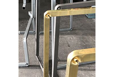 arredi minimal dal design unico caratterizzati da una speciale curvatura sul metallo oggetto di brevetto