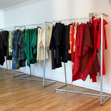 stender di design per appenderci capi in showroom, eventi, temporary store. disponibili anche  noleggio