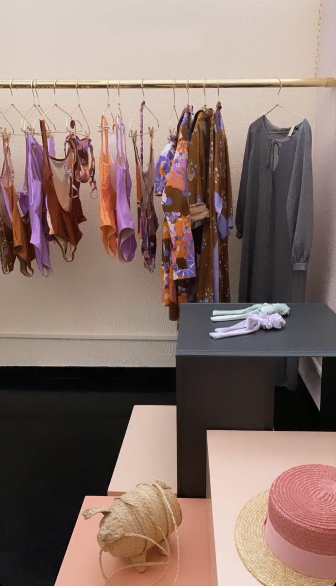 arredi di design in stile minimale e colorati per negozi e showroom 