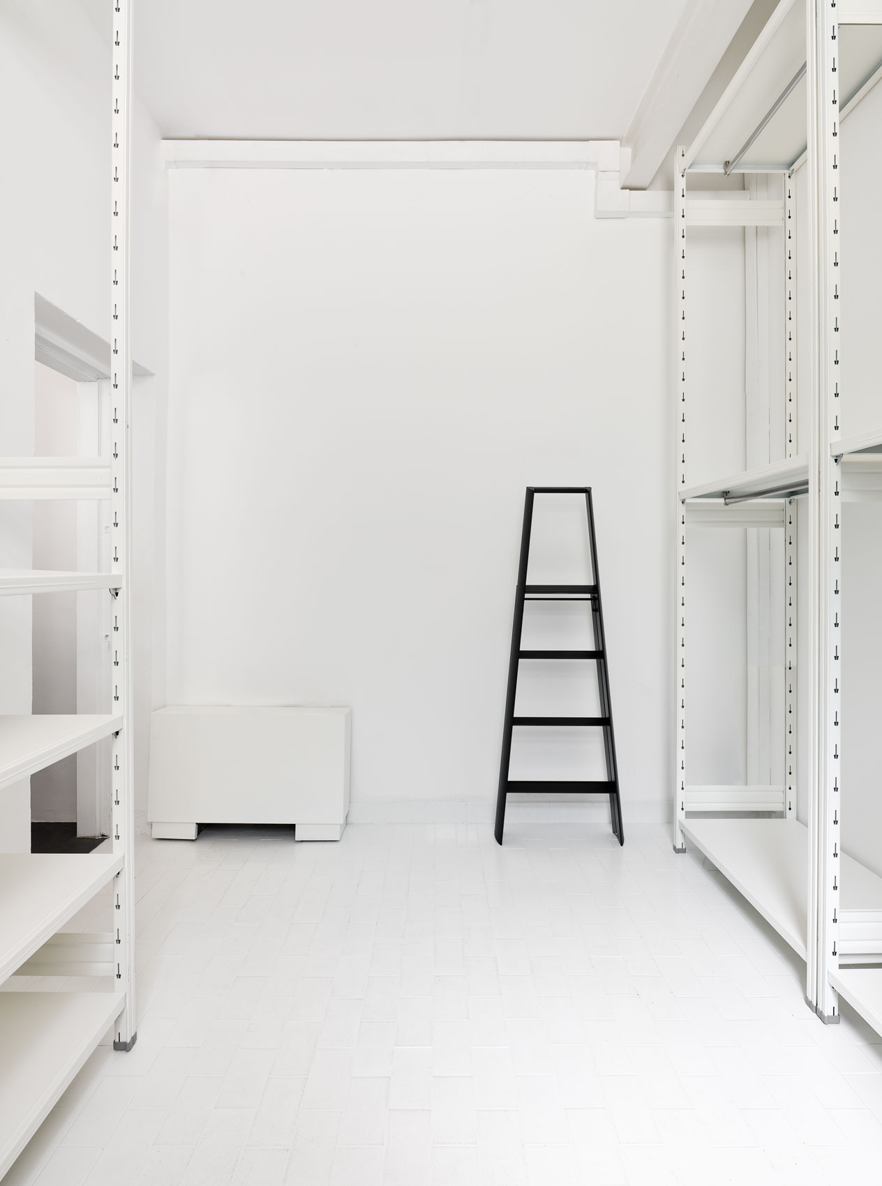 librerie di design in acciaio bianco per negozi e showroom moda sunnei