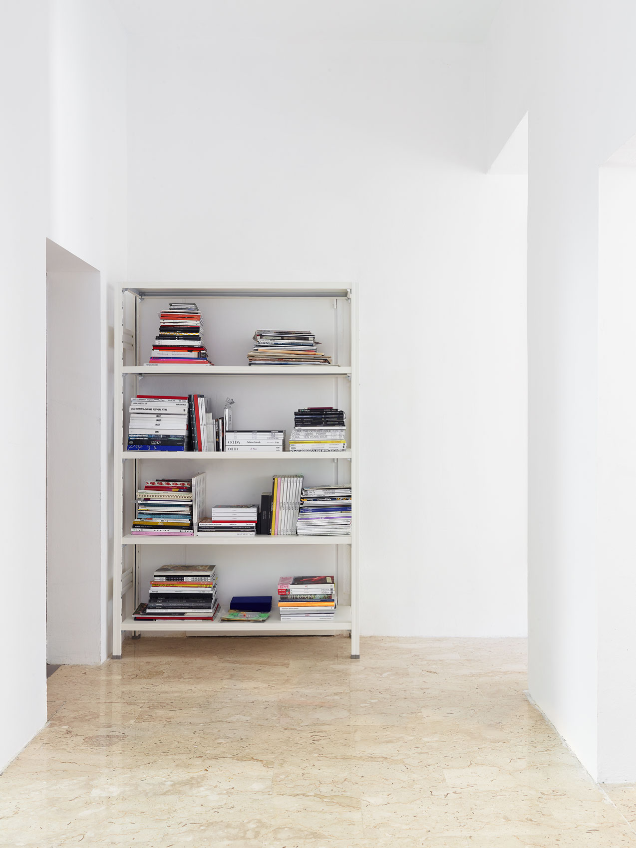 scaffali librerie di design verniciate colore bianco per brand di moda 